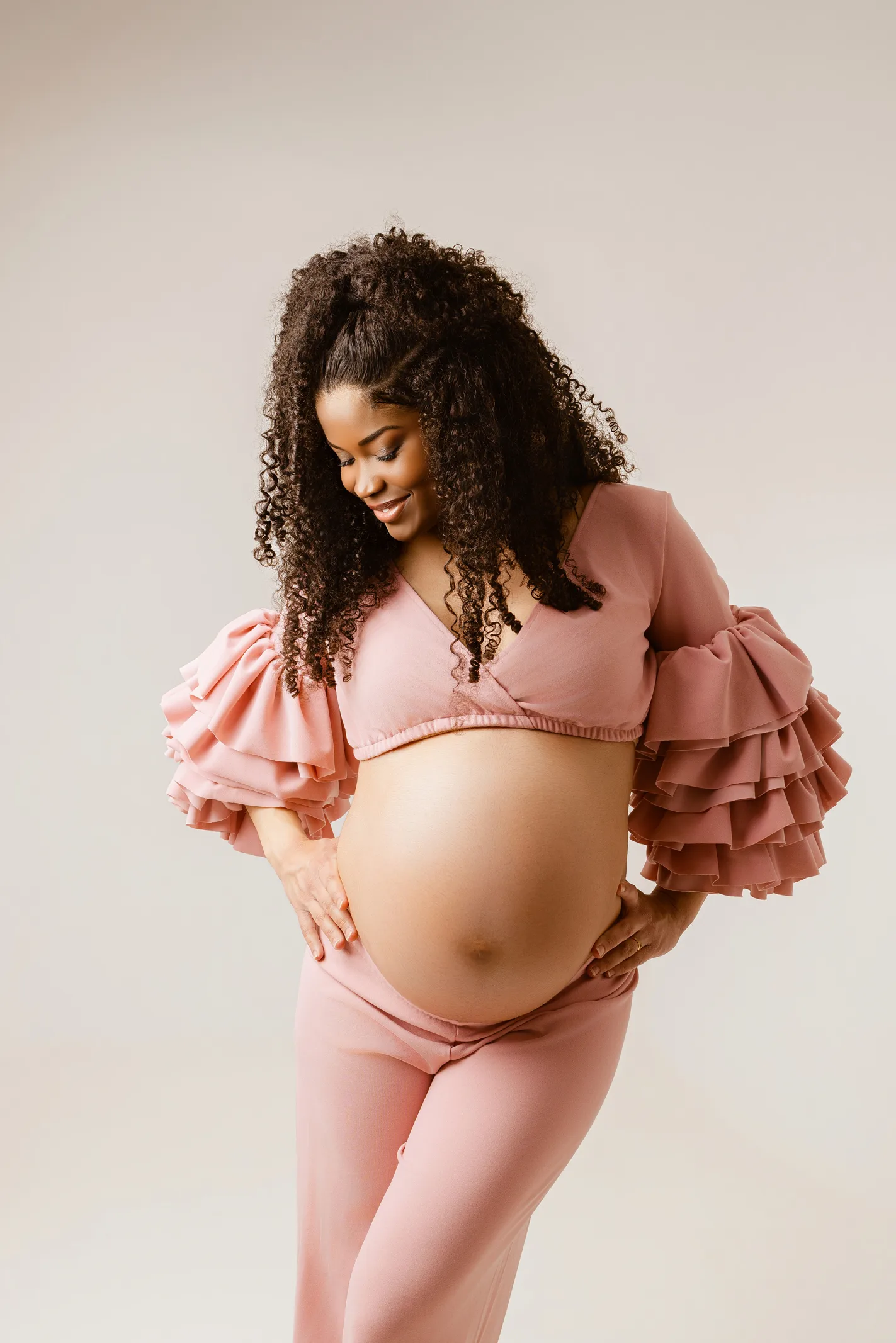 Portrait artistique d’une future maman au studio Mini Moi près de Toulouse — séance grossesse n°35