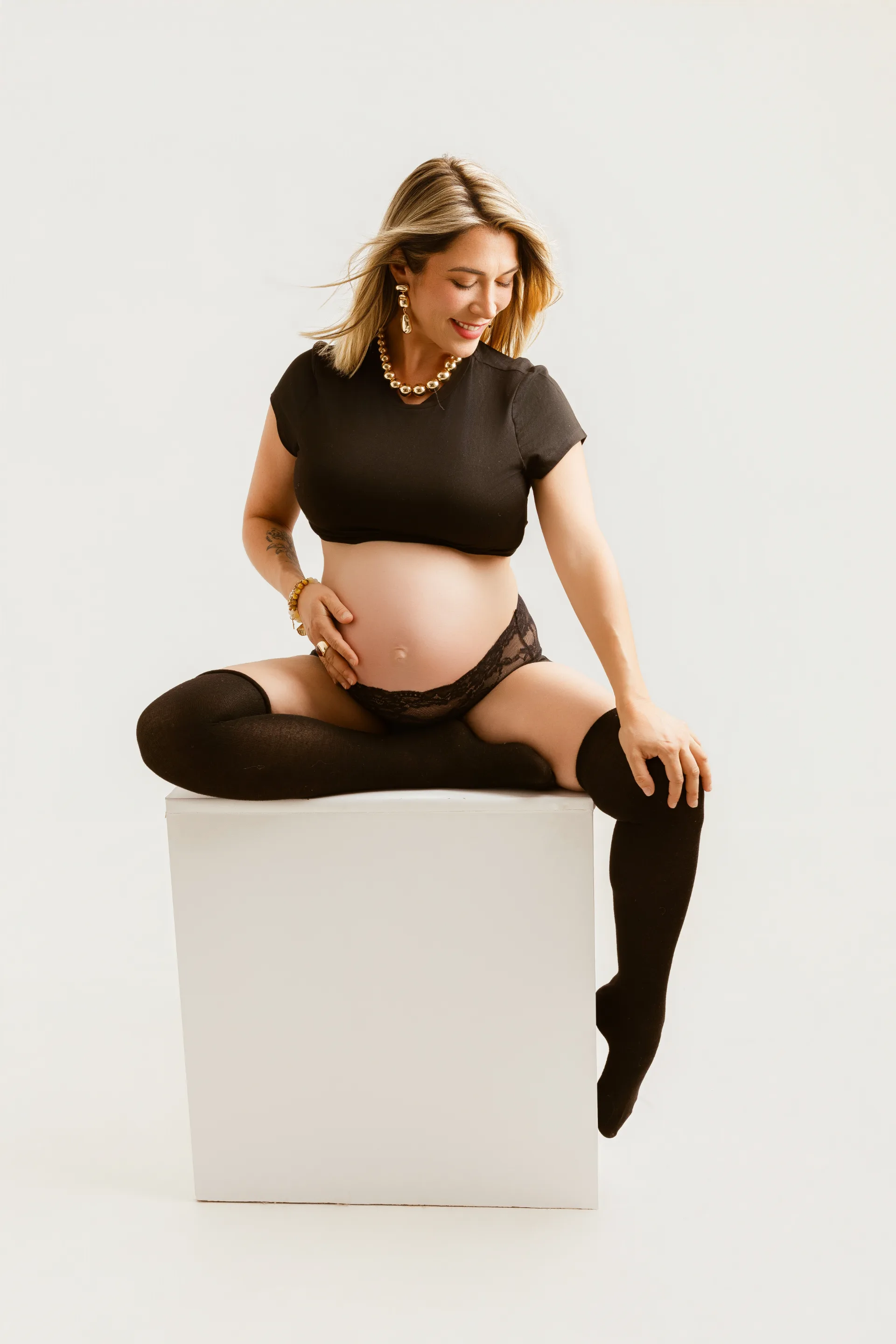 Portrait artistique d’une future maman au studio Mini Moi près de Toulouse — séance grossesse n°18