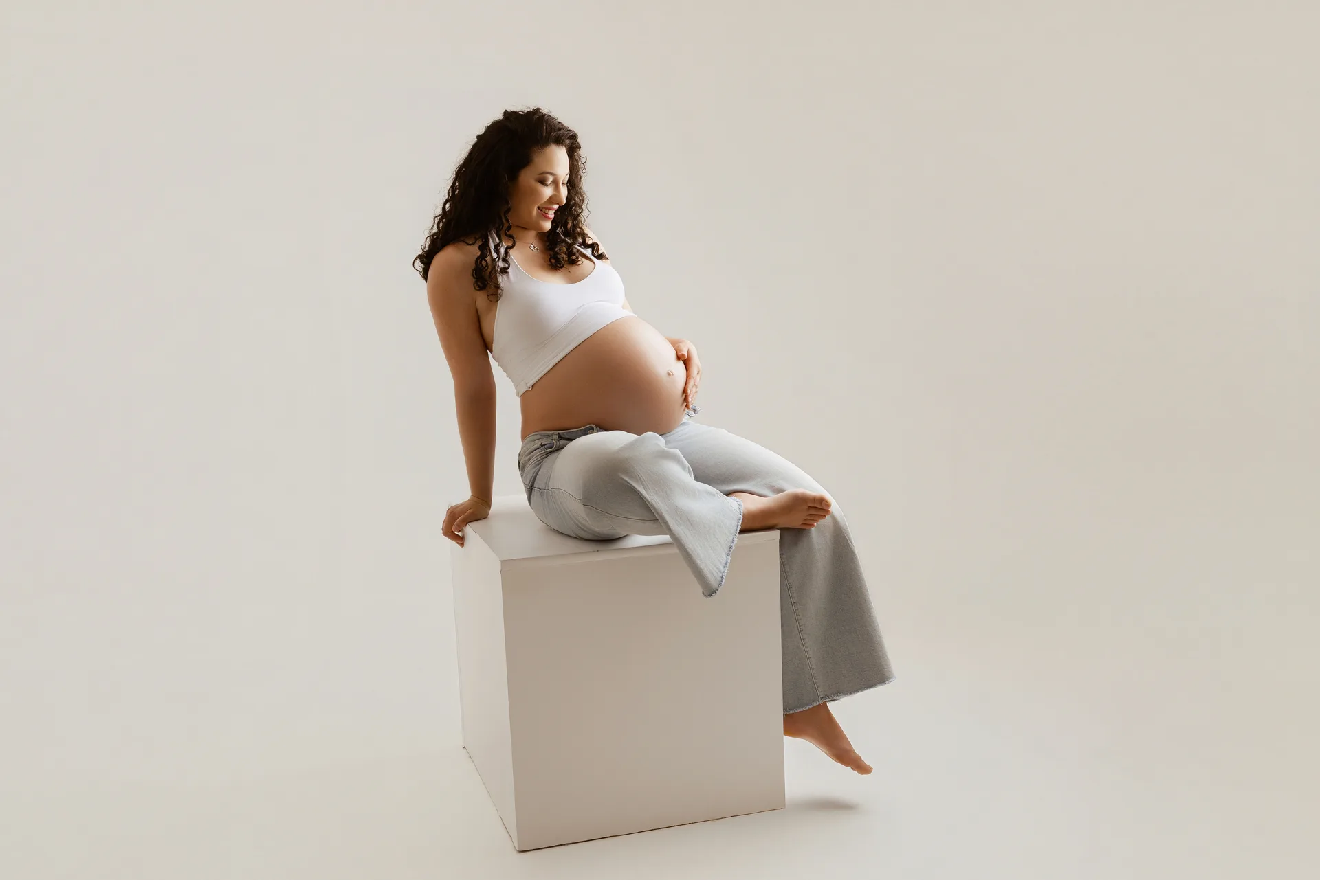 Portrait artistique d’une future maman au studio Mini Moi près de Toulouse — séance grossesse n°225