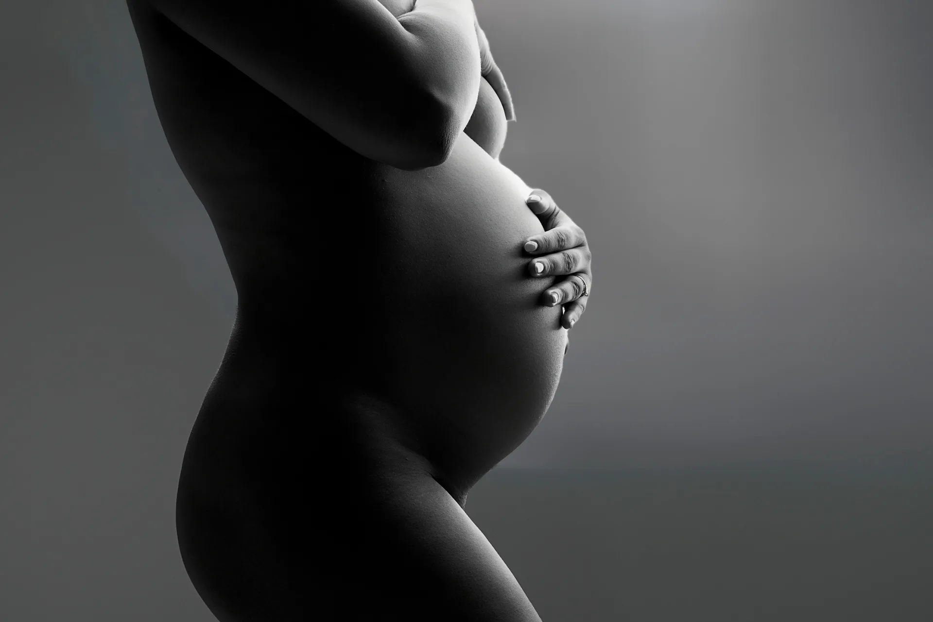 Portrait artistique d’une future maman au studio Mini Moi près de Toulouse — séance grossesse n°68